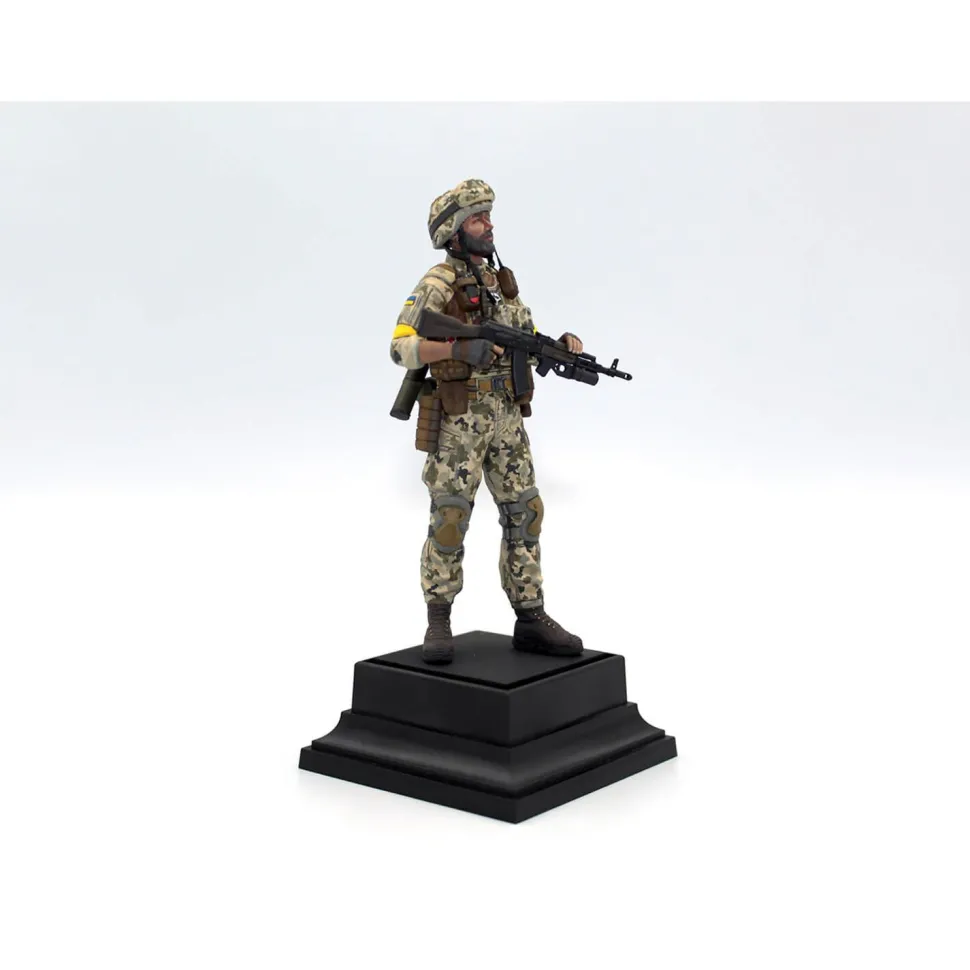 Figurine militaire : Soldat des Forces armées ukrainiennes - ICM