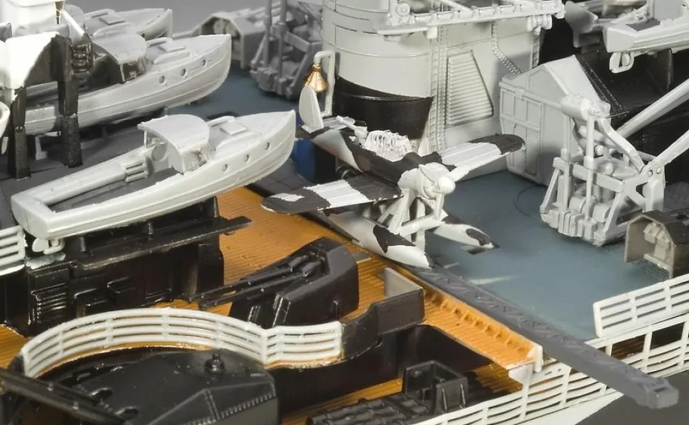 Maquette bateau : Battleship Tirpitz - Revell