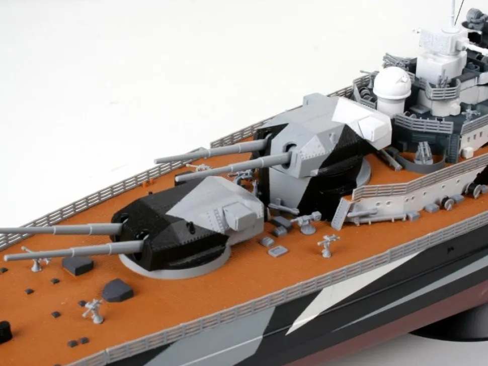 Maquette bateau : Battleship Tirpitz - Revell