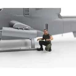 Maquettes aviation : Cobra AH-1G et Bronco OV-10A avec pilotes américains et personnel au sol - ICM